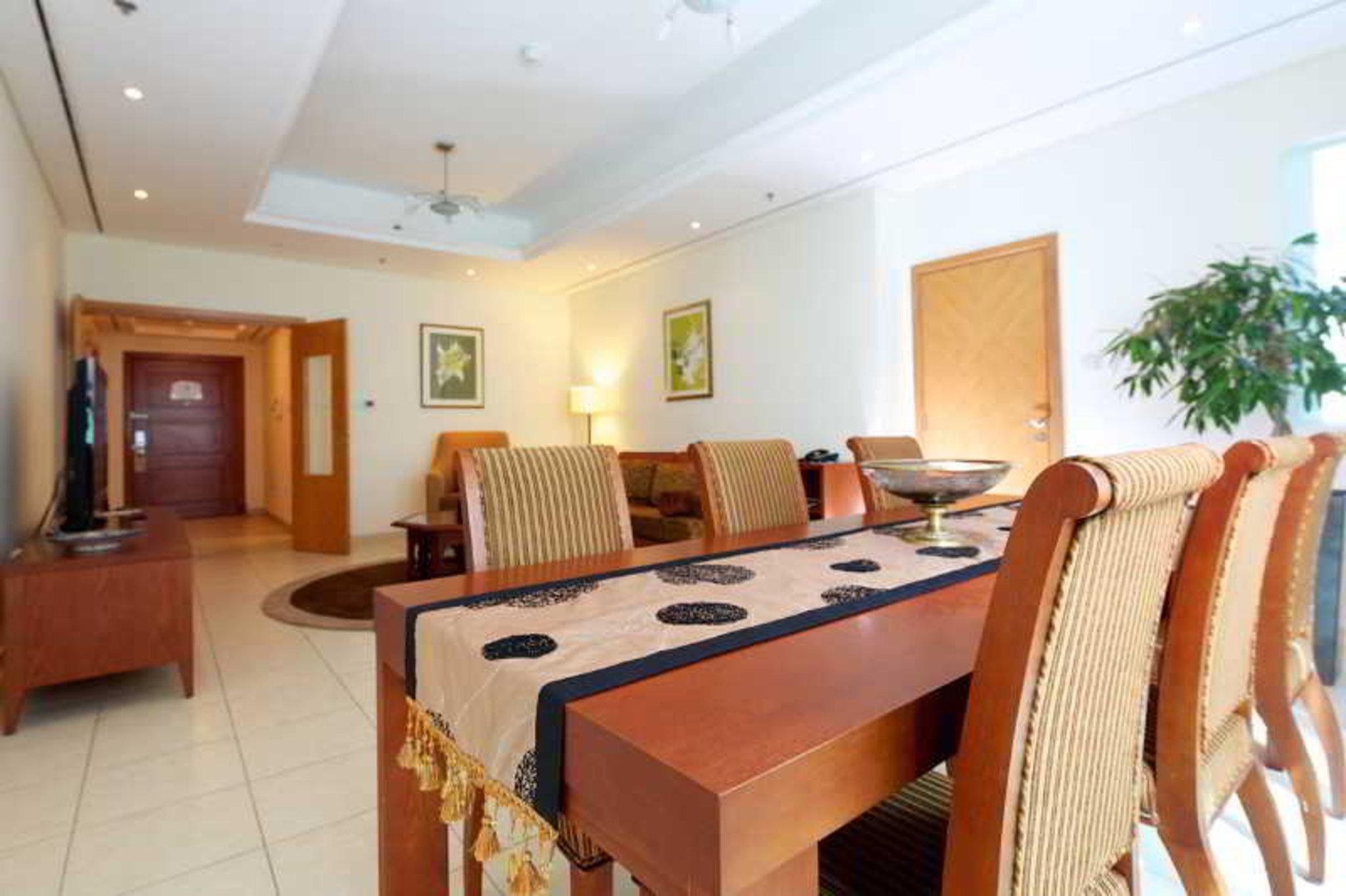 타마니 마리나 호텔 앤드 아파트먼트 두바이 외부 사진 A living room in a suite at the Jumeirah Rotana