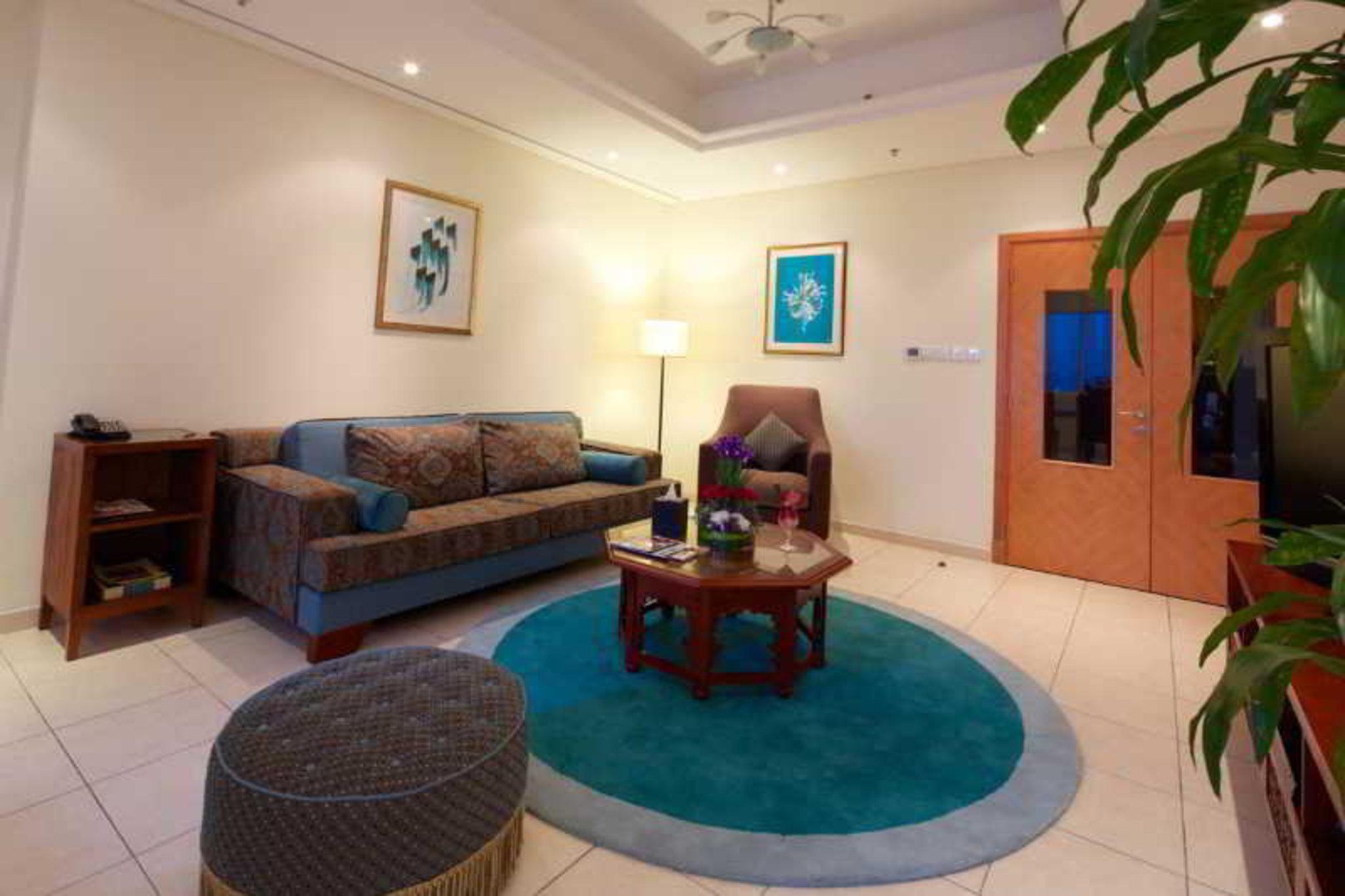 타마니 마리나 호텔 앤드 아파트먼트 두바이 외부 사진 A living room in a suite at the Grand Hotel