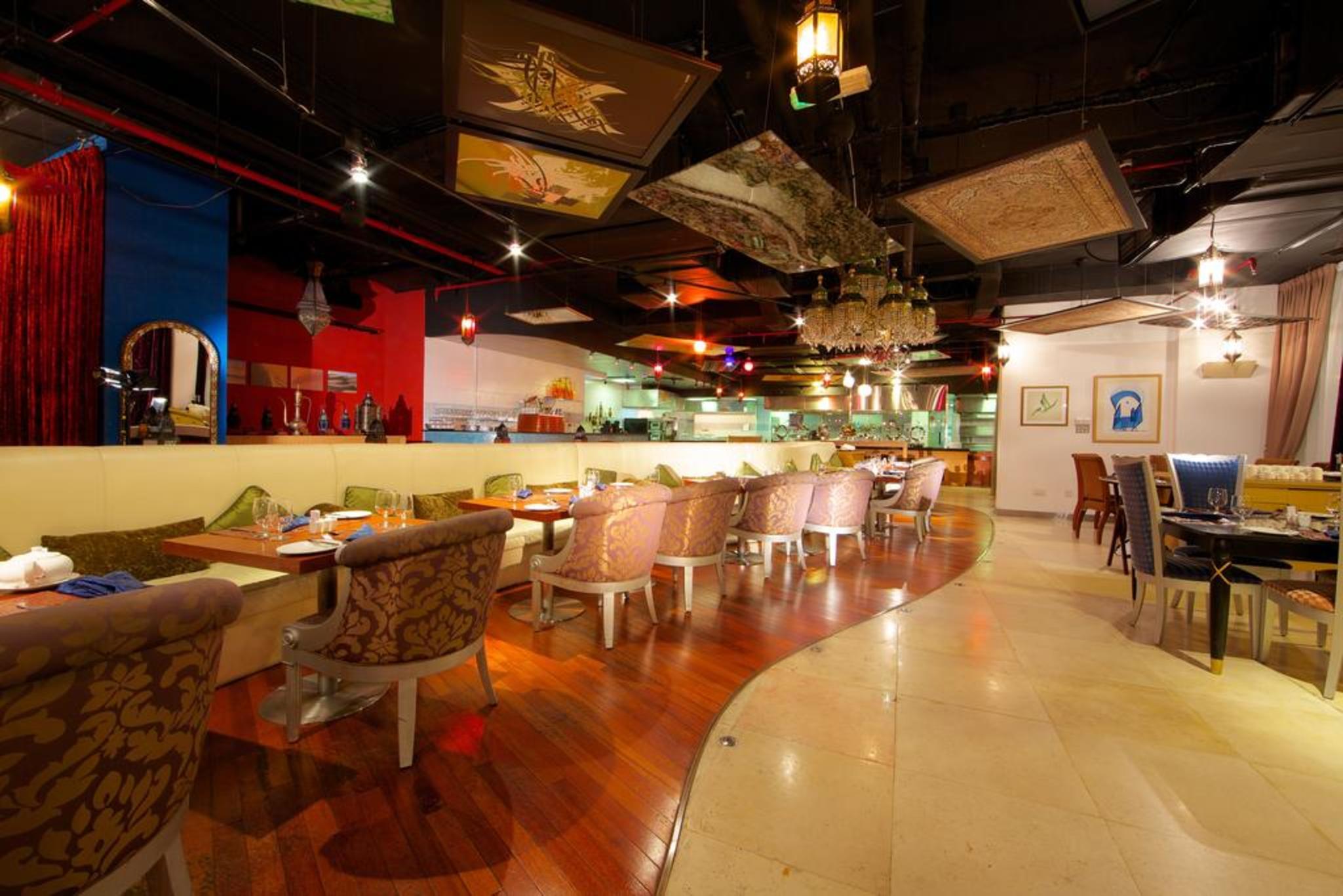타마니 마리나 호텔 앤드 아파트먼트 두바이 외부 사진 Interior of a restaurant in the mall