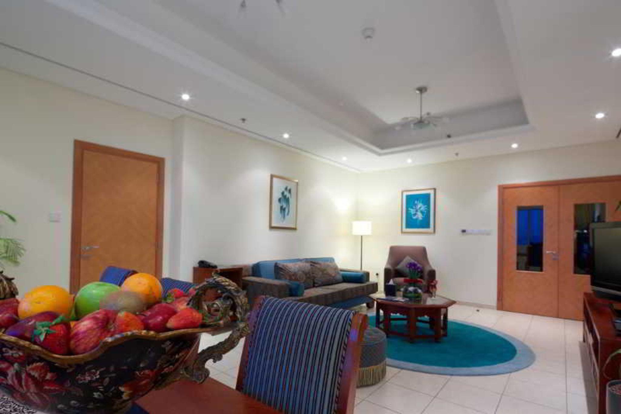 타마니 마리나 호텔 앤드 아파트먼트 두바이 외부 사진 A living room in a suite at the hotel