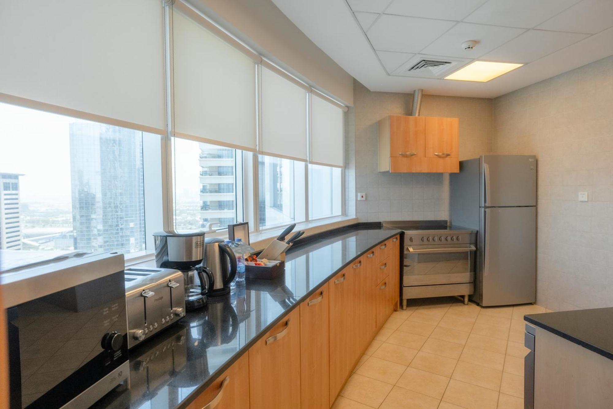 타마니 마리나 호텔 앤드 아파트먼트 두바이 외부 사진 A typical kitchen in a modern office