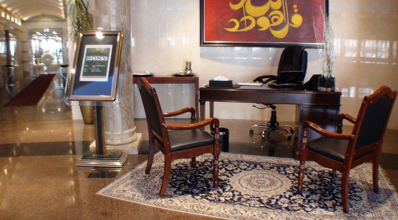 타마니 마리나 호텔 앤드 아파트먼트 두바이 외부 사진 Concierge desk at the Taj Mahal Palace, Mumbai, India