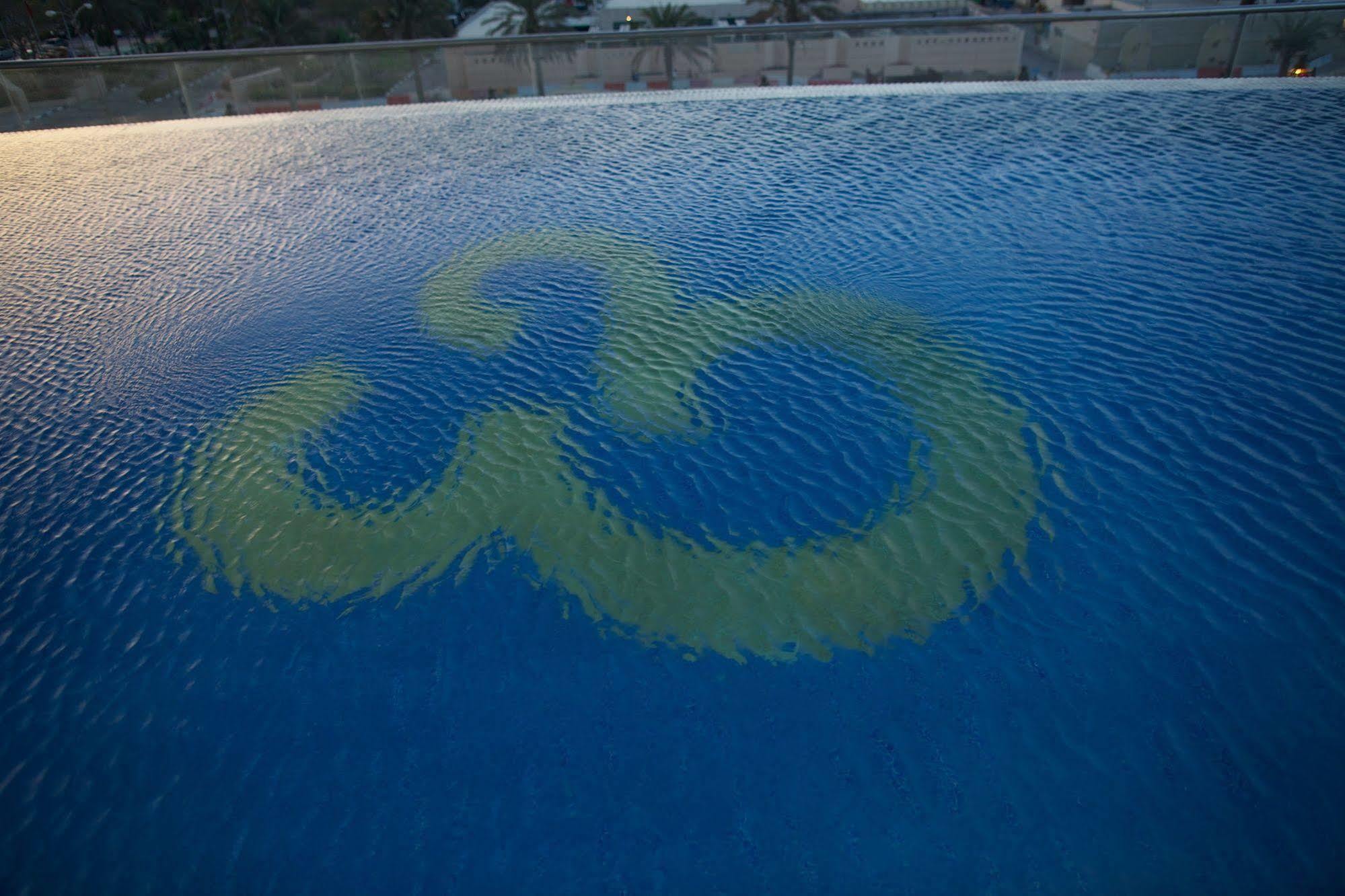 타마니 마리나 호텔 앤드 아파트먼트 두바이 외부 사진 The "W" on the roof of the stadium